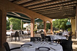 تقديم الإفطار والغداء والعشاء