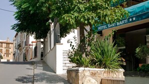 A street view with a building labeled "HOTEL SANT MARTI". - San Martin (Altafulla)