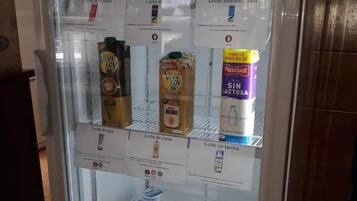 Vitrina refrigerada con diversos productos lácteos, como leche, queso y yogur.
