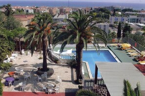 Piscine extérieure, chaises longues