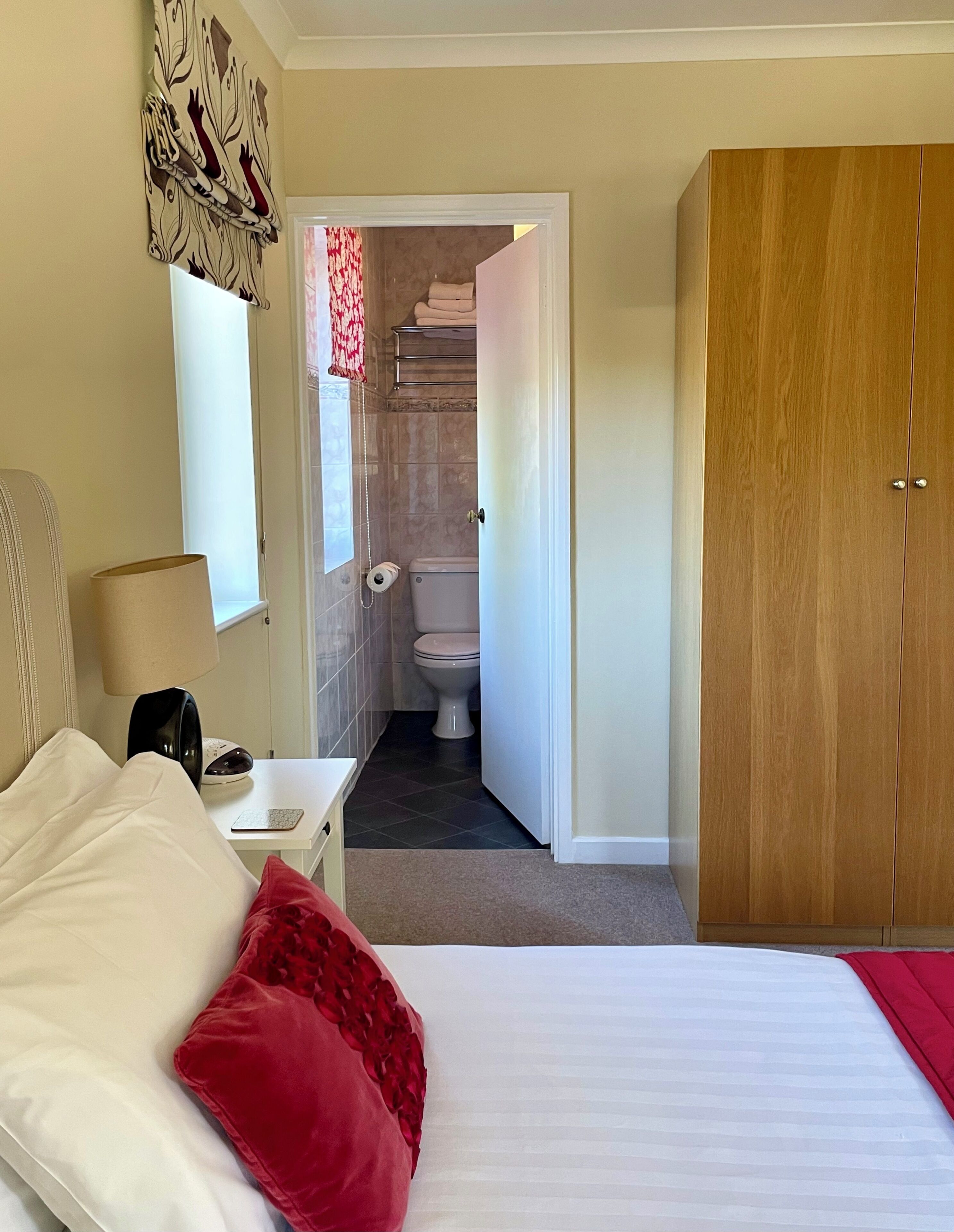 Twin Room, Ensuite | Hypo-allergenic bedding, desk, laptop workspace, blackout curtains