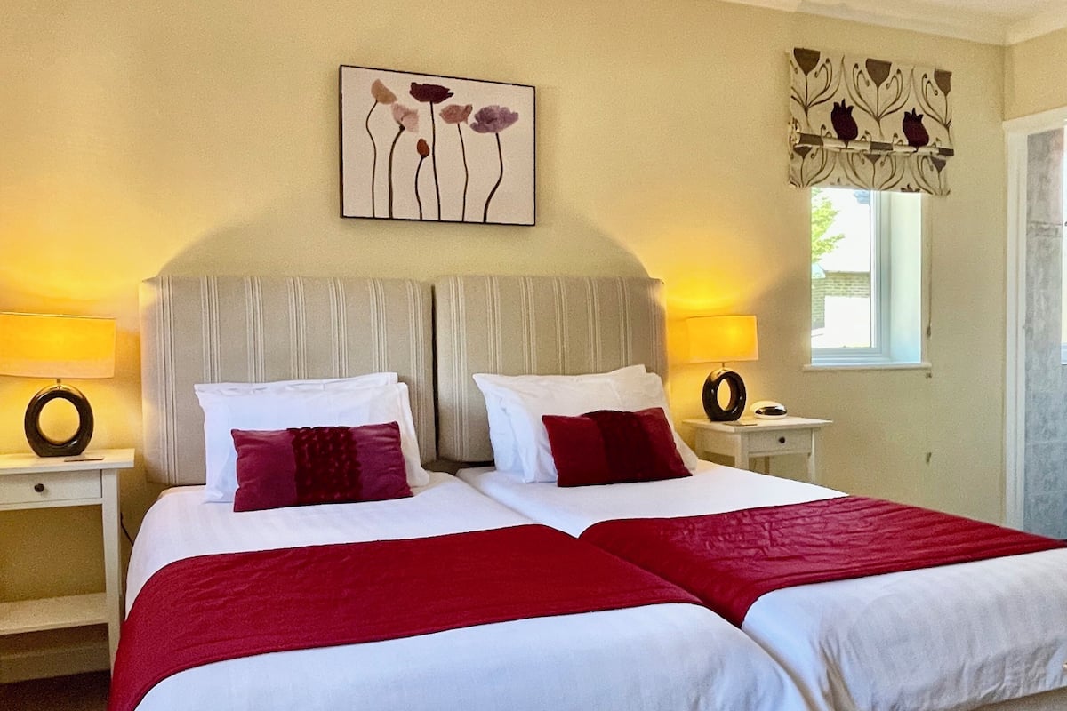 Twin Room, Ensuite | Hypo-allergenic bedding, desk, blackout drapes, iron/ironing board