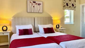 Chambre avec lits jumeaux, salle de bains attenante | Literie hypoallergénique, bureau, rideaux occultants