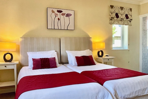 Twin Room, Ensuite | Hypo-allergenic bedding, desk, blackout drapes, iron/ironing board