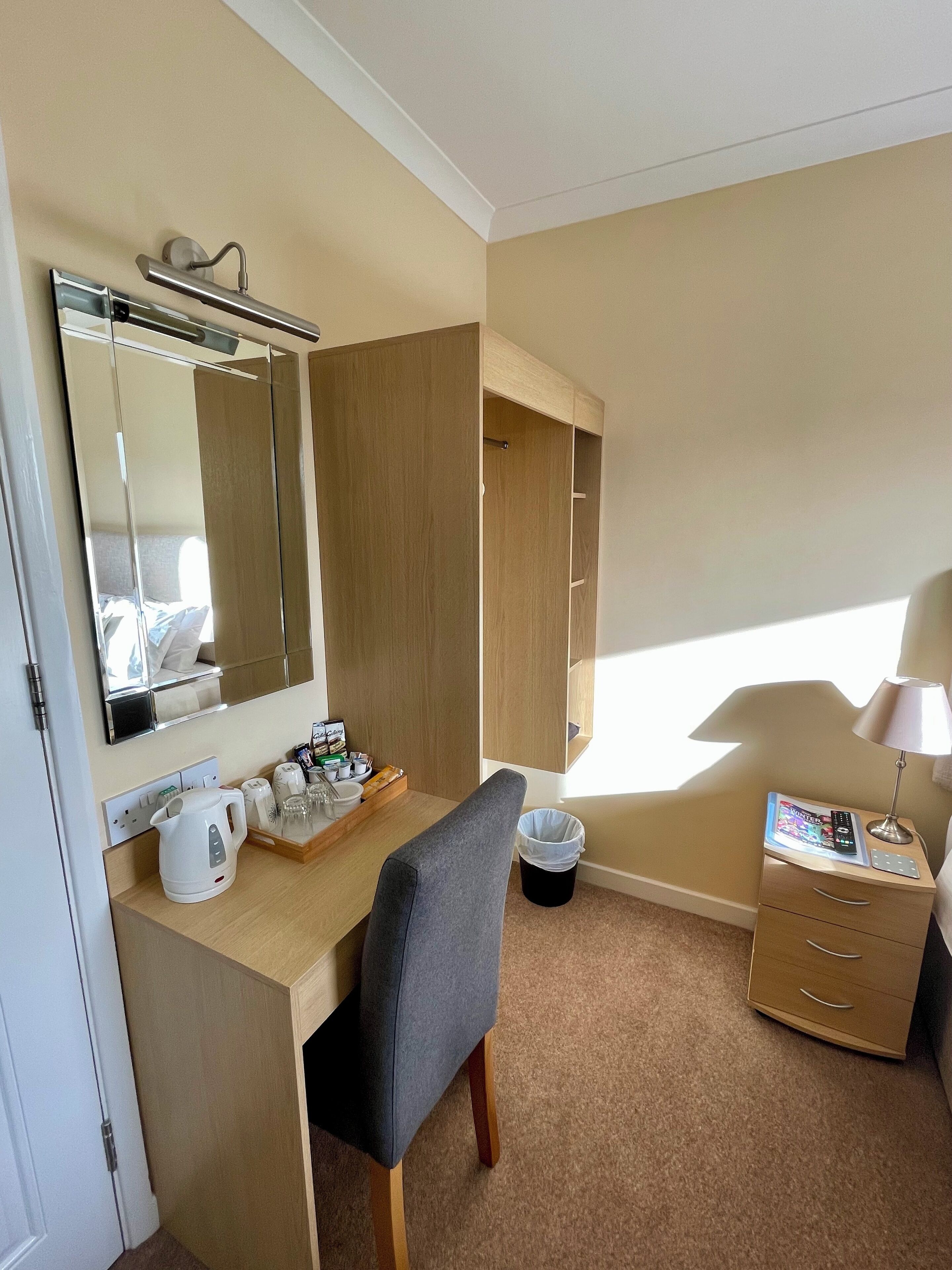 Habitación doble, baño en la habitación | Ropa de cama hipoalergénica, escritorio y cortinas blackout 