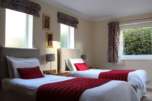 Zweibettzimmer, mit Bad, Erdgeschoss | Allergikerbettwaren, Schreibtisch, Verdunkelungsvorhänge