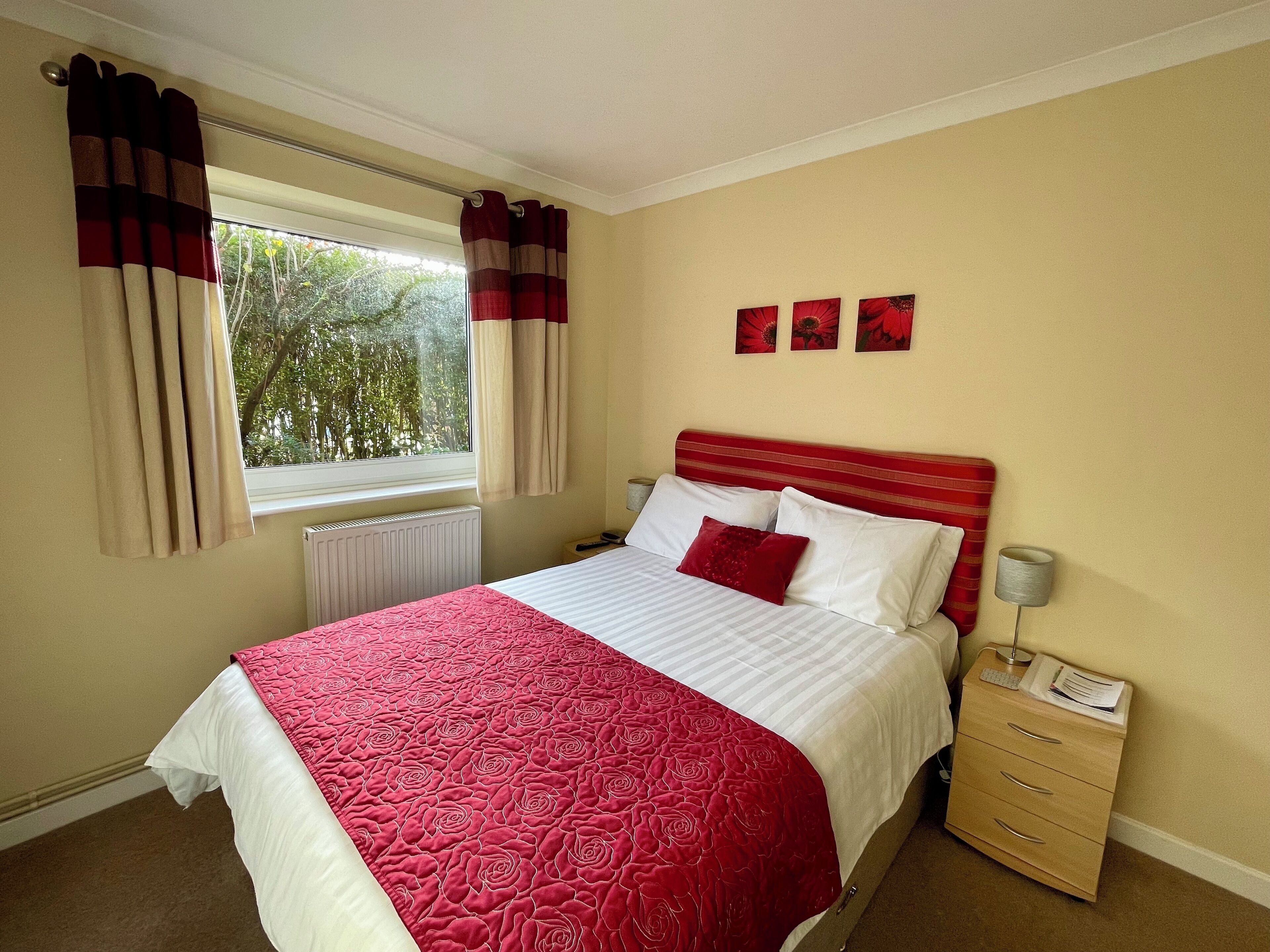 Quarto casal, suíte, no piso térreo | Roupas de cama antialérgicas, escrivaninha, cortinas blackout