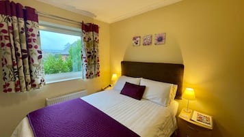 Double Room, Ensuite | Hypo-allergenic bedding, desk, blackout drapes, iron/ironing board