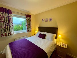 Habitación doble, baño privado | Ropa de cama hipoalergénica, escritorio, cortinas opacas