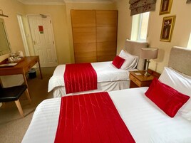 Ropa de cama hipoalergénica, escritorio y cortinas blackout 