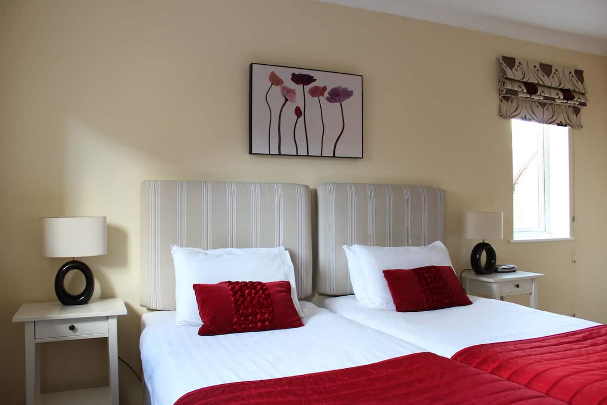 Twin Room, Ensuite | Hypo-allergenic bedding, desk, blackout drapes, iron/ironing board