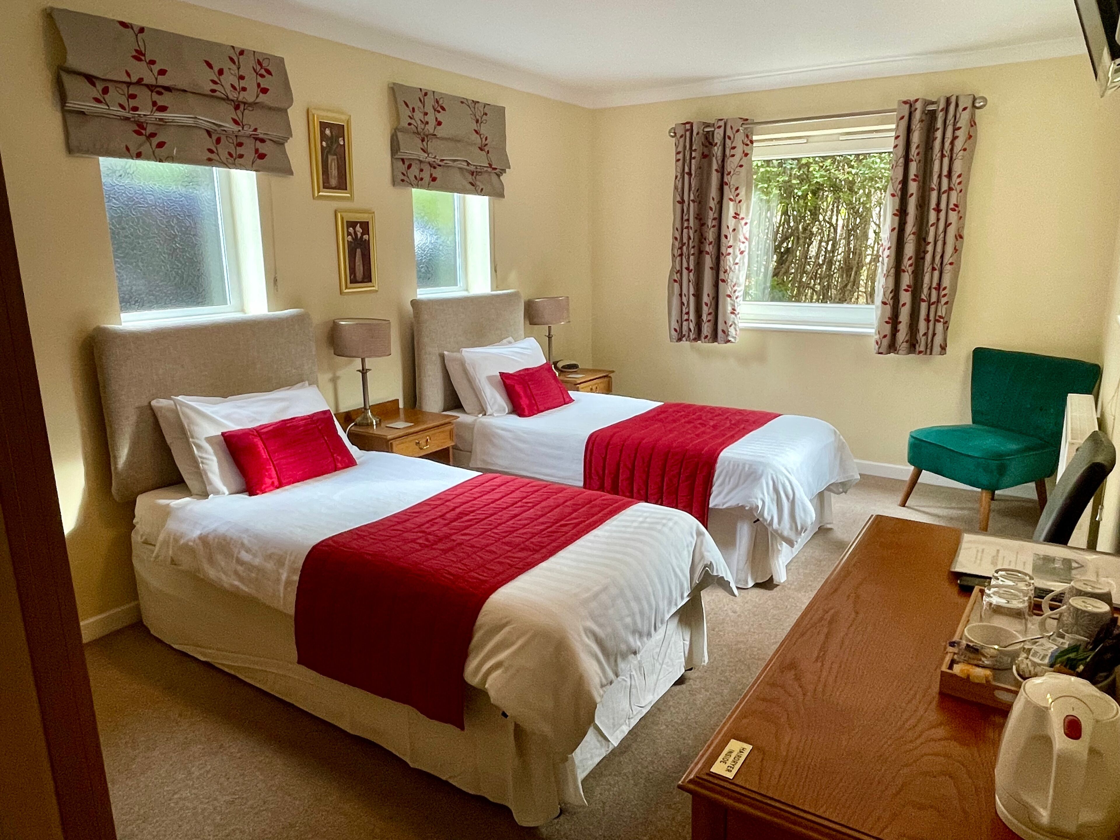 双床房, 独立浴室, 一层 | 防过敏的被褥、办公桌、遮光窗帘、熨斗/熨板