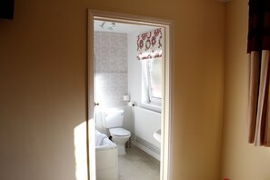 Kostenlose Toilettenartikel, Haartrockner, Handtücher, Toilettenpapier