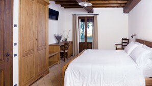 Un dormitorio con una cama de madera, un escritorio y un armario.
