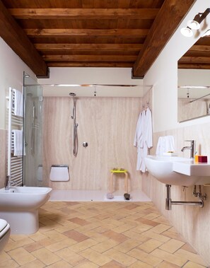 Habitación doble, con acceso para personas discapacitadas | Baño | Regadera, regadera tipo lluvia, amenidades de baño gratuitas 