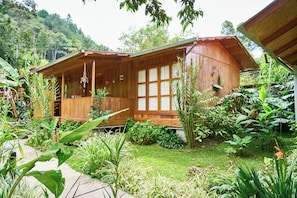 Family Bungalow (6 pax) | Free WiFi, bed sheets - Carolina Egg Gasthaus (Oxapampa)