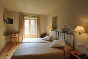 Chambre avec lits jumeaux, 2 lits une place | Balcon