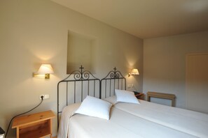 Tvåbäddsrum - 2 enkelsängar | Sängtillbehör av högsta kvalitet och minibar