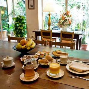Kontinental frukost varje dag (EUR 10 per person)