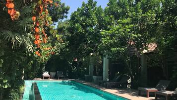 Piscine extérieure, chaises longues