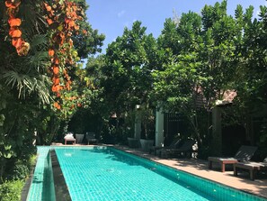 Outdoor pool, pool loungers - Baan Klang Aow Beach Resort (Bang Saphan)