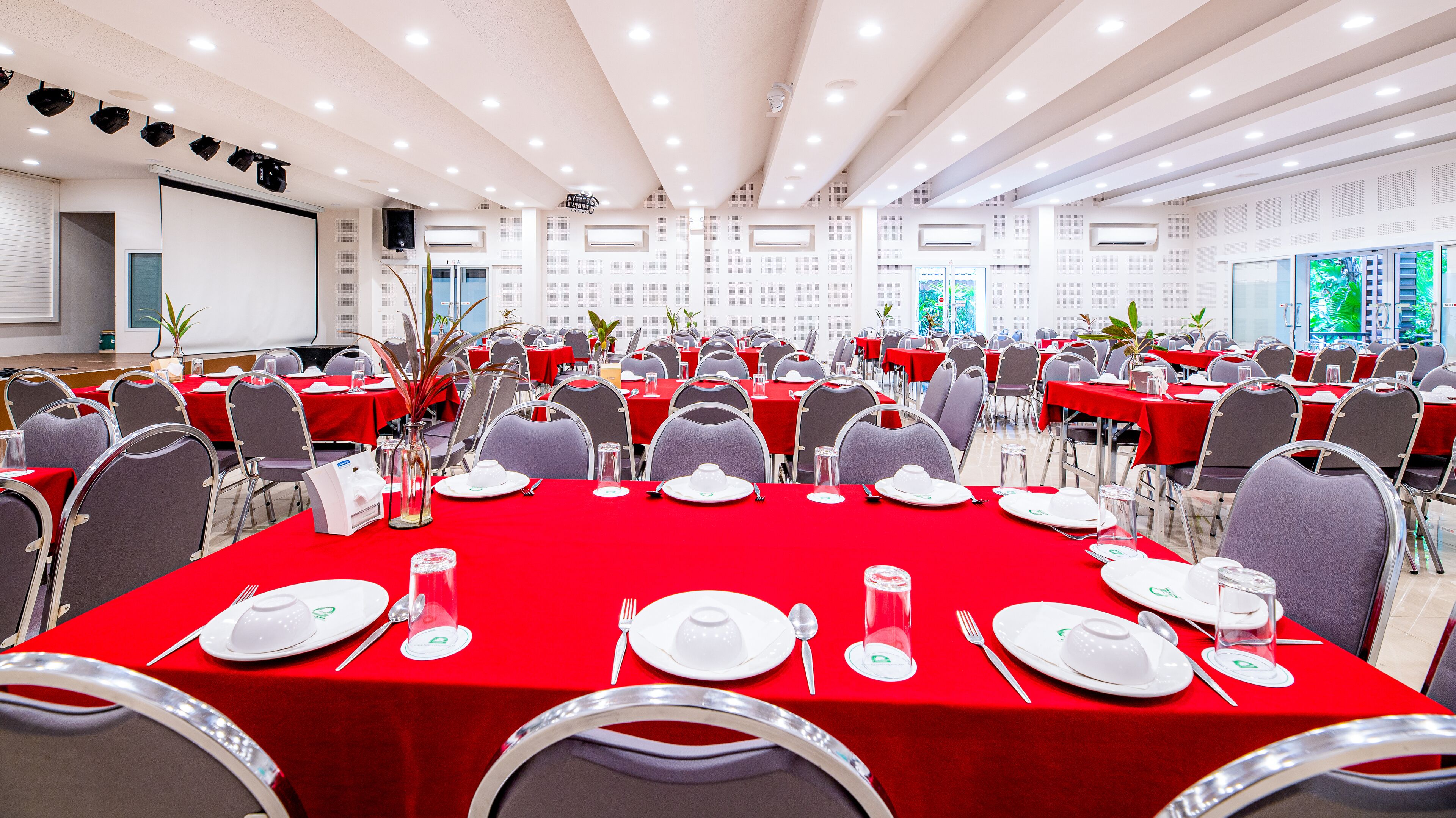 breakfast, lunch, dinner served; local and international cuisine