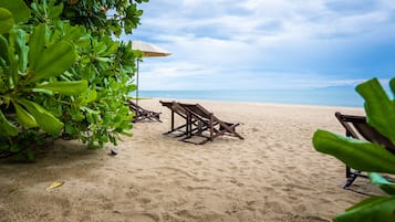 En privat strand, badehåndklæder