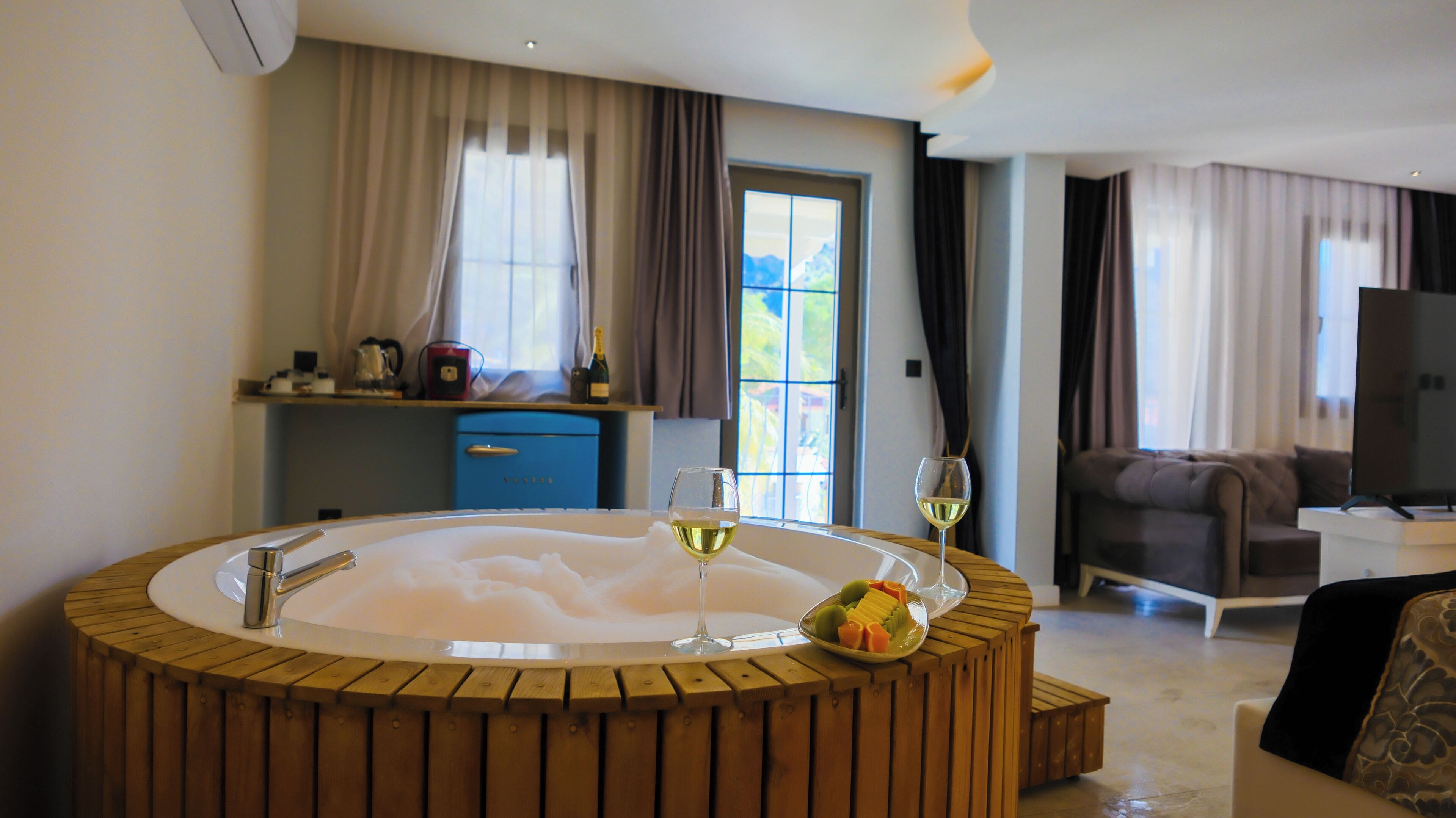 Suite – deluxe | Minibar, safe på rommet, skrivebord og blendingsgardiner