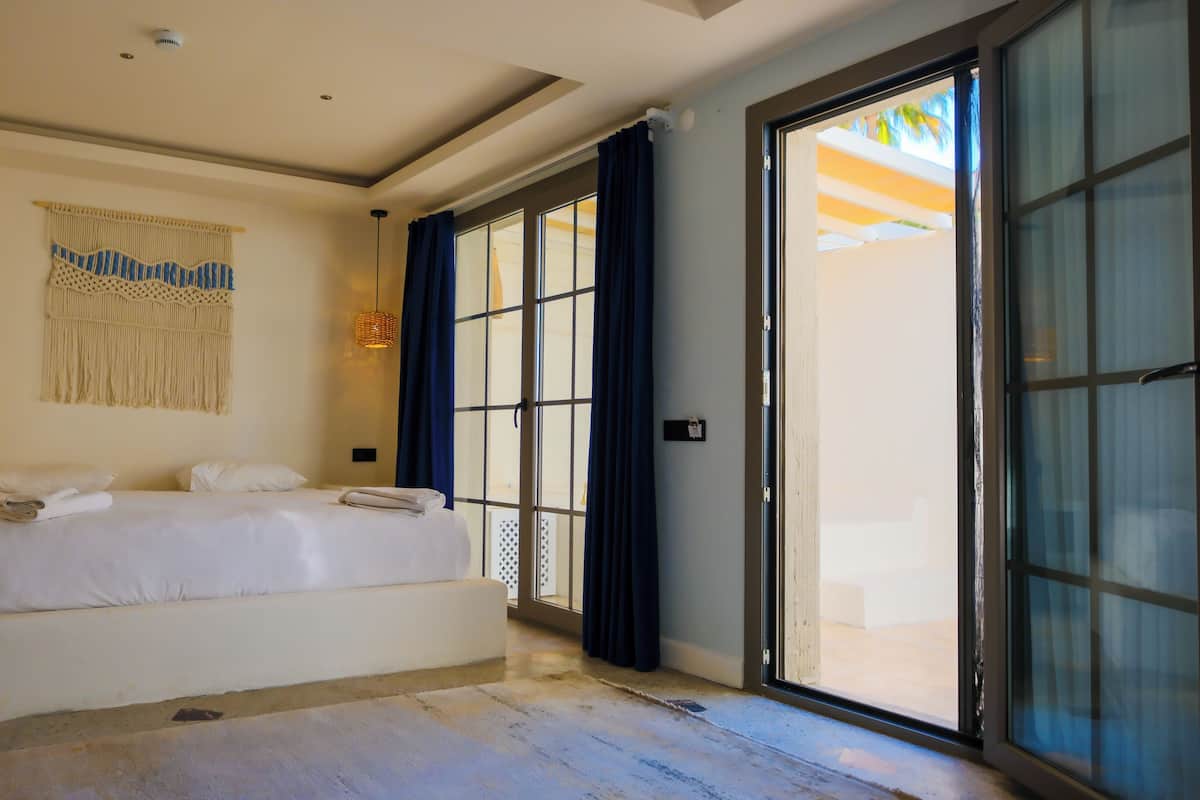 奢华复式 | 迷你吧、客房内保险箱、办公桌、遮光窗帘