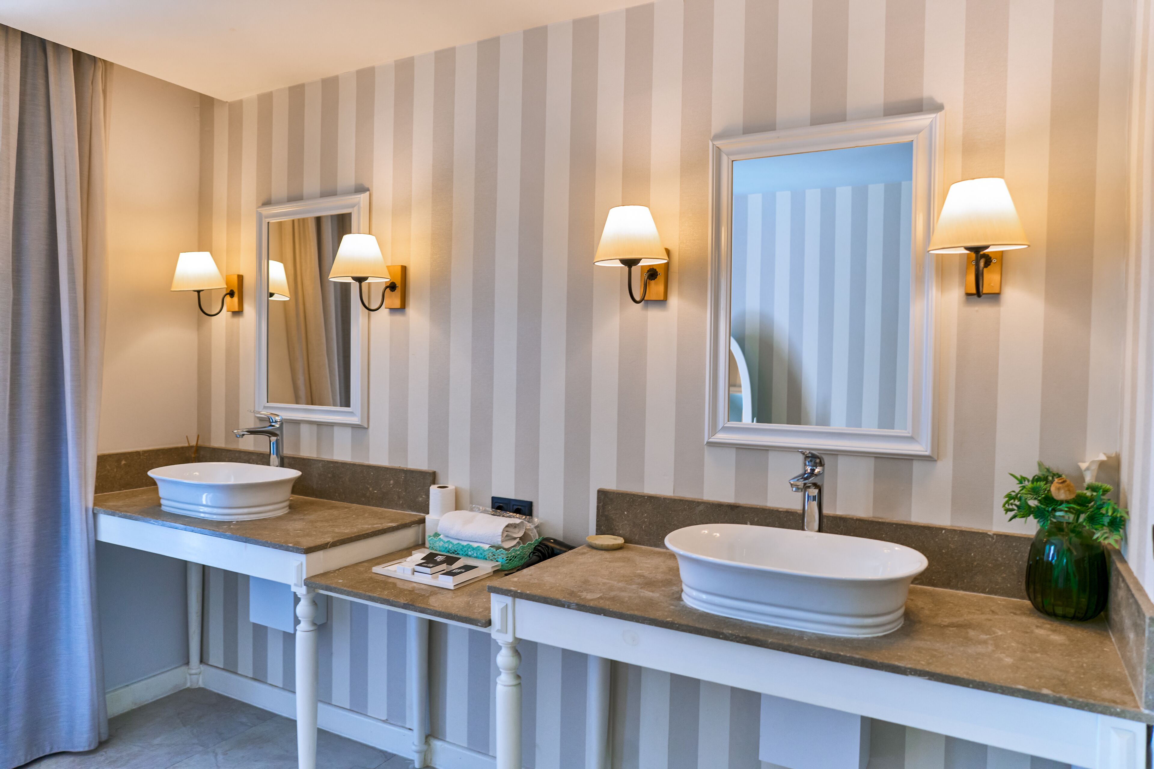 deluxe suite | 1 bedroom, minibar, in-room safe, desk