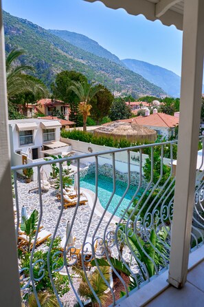 Suite Deluxe | Minibar, caja de seguridad en la habitación y escritorio