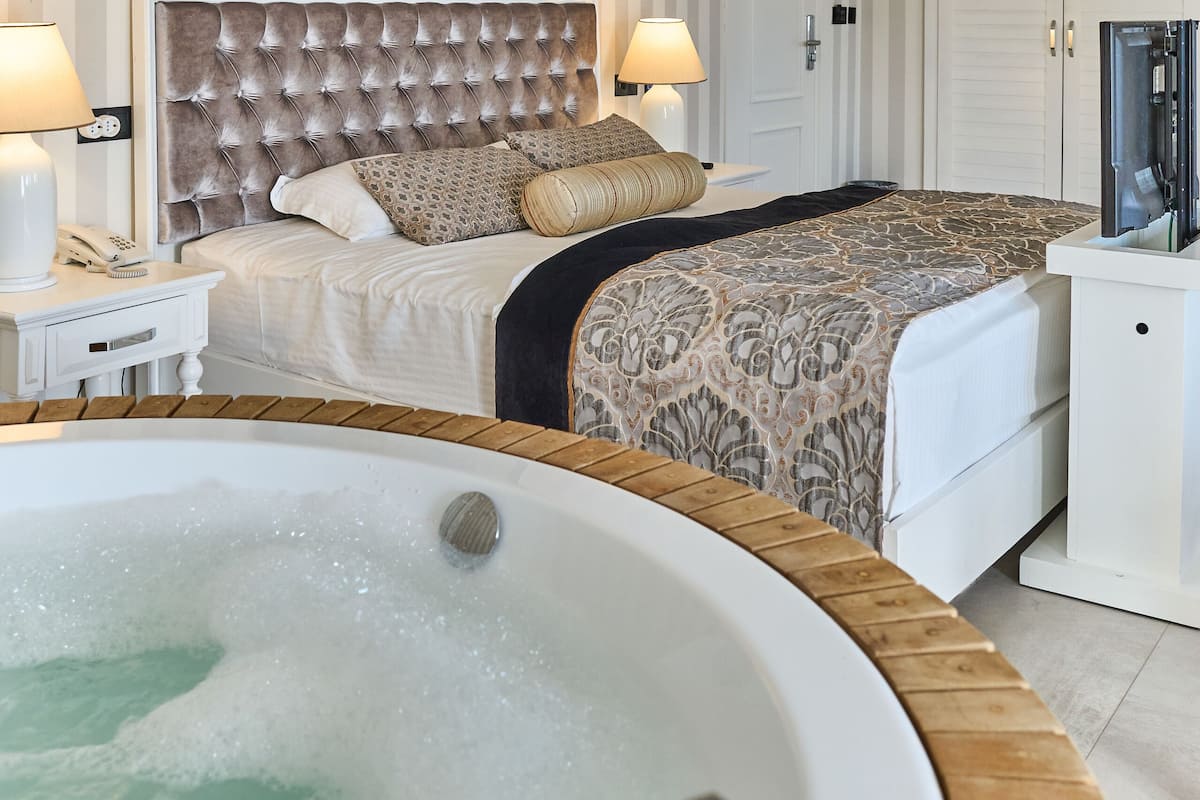 deluxe suite | 1 bedroom, minibar, in-room safe, desk