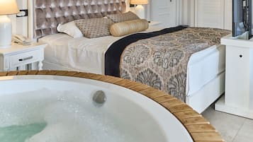 Deluxe Suite | 1 bedroom, minibar, in-room safe, desk