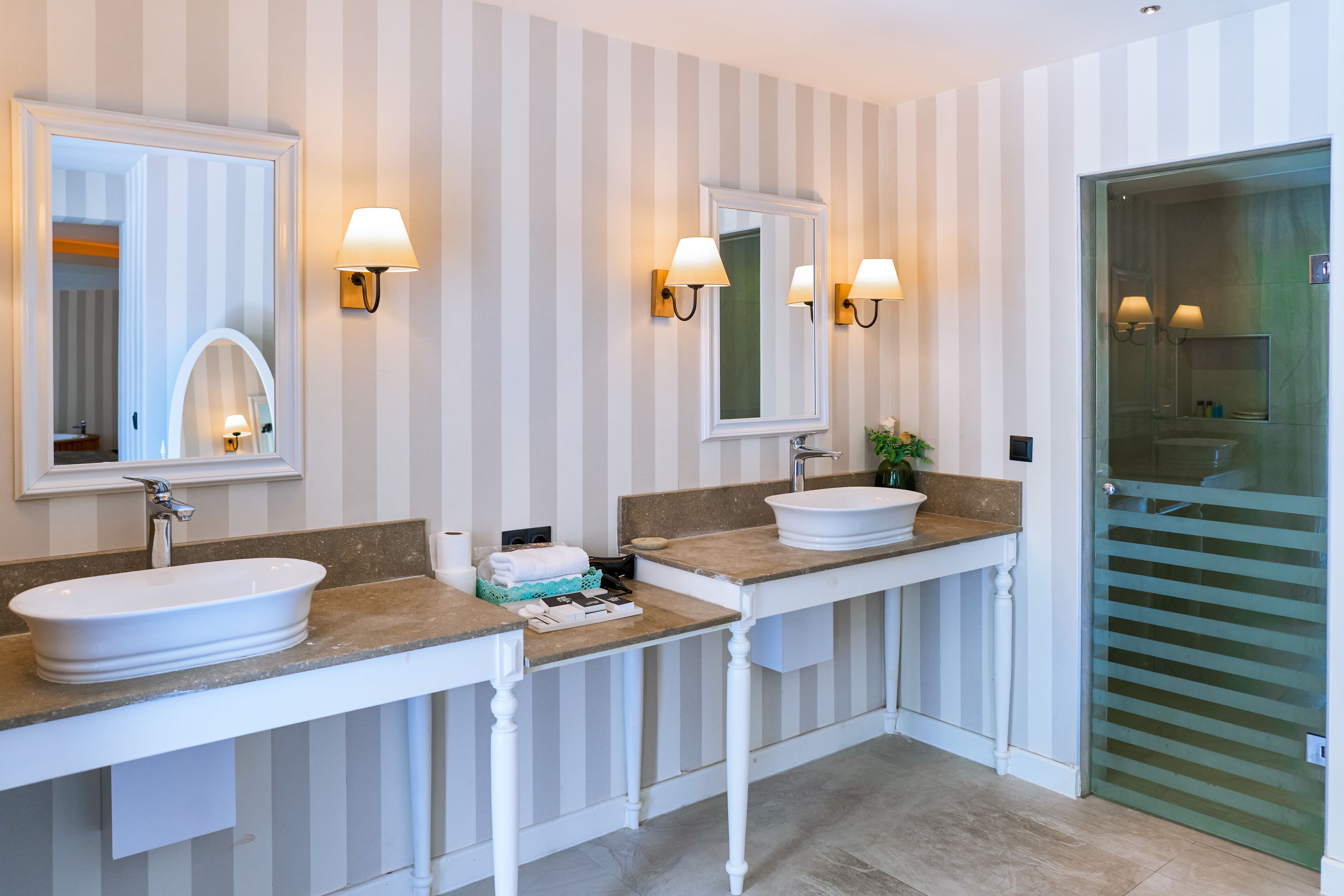 deluxe suite | 1 bedroom, minibar, in-room safe, desk