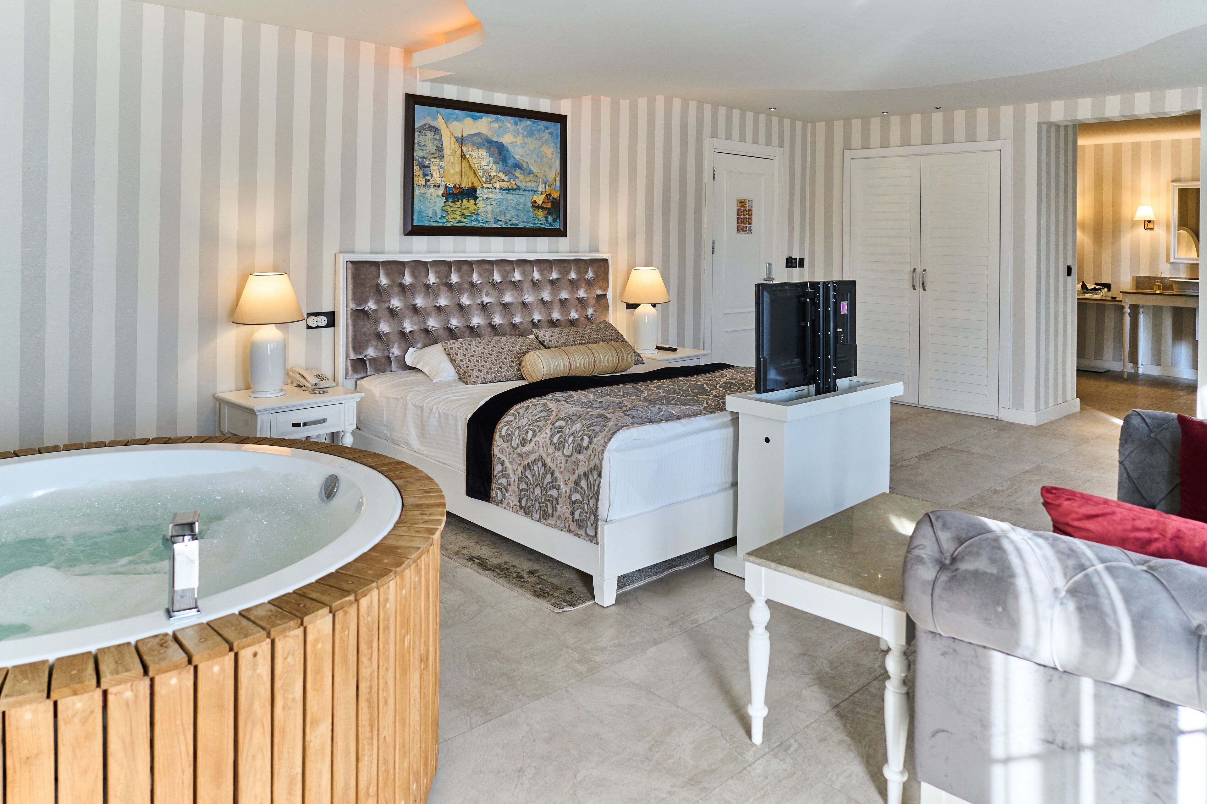 deluxe suite | 1 bedroom, minibar, in-room safe, desk