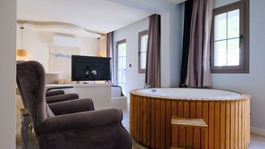 Minibar, in-room safe, desk, blackout curtains - Salonika Suites (Fethiye)