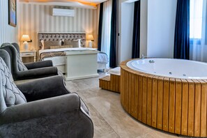 Suite Premium, 1 camera da letto | Minibar, una cassaforte in camera, una scrivania, tende oscuranti