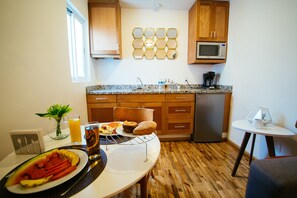 Superior Apartment, 1 Queen Bed with Sofa bed, Private Bathroom | In-room dining - The Gallery by MyPlace (Mexico City)