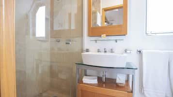 Departamento de lujo | Baño | Regadera, amenidades de baño gratuitas, piso con calefacción, toallas