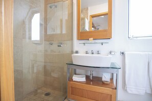 Apartamento superluxo | Banheiro | Chuveiro, produtos de toalete grátis, piso aquecido, toalhas de banho