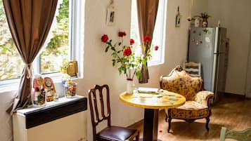 Nevera en la zona común y microondas en la zona común