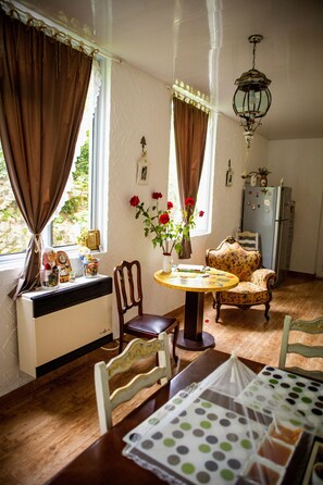 Nevera en la zona común y microondas en la zona común