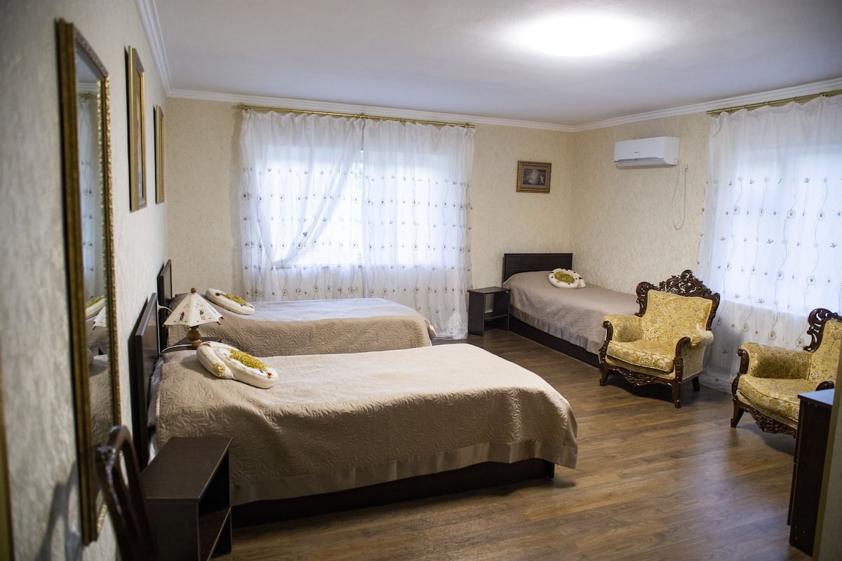 Escritorio, tabla de planchar con plancha, wifi gratis y ropa de cama