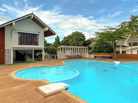 Front of property. Bang Saphan Resort