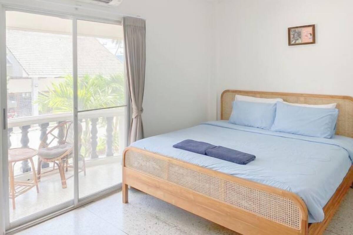 Escritorio, cortinas blackout, wifi gratis y ropa de cama