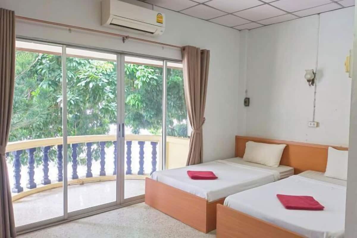 Escritorio, cortinas blackout, wifi gratis y ropa de cama