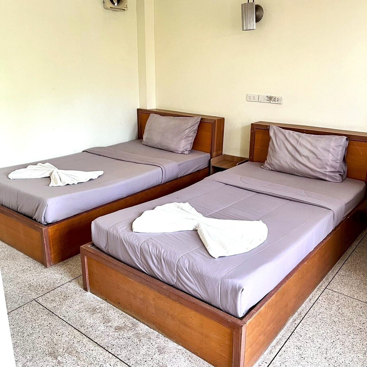 مكتب وستائر تعتيم وواي فاي مجانًا وملاءات أسرّة