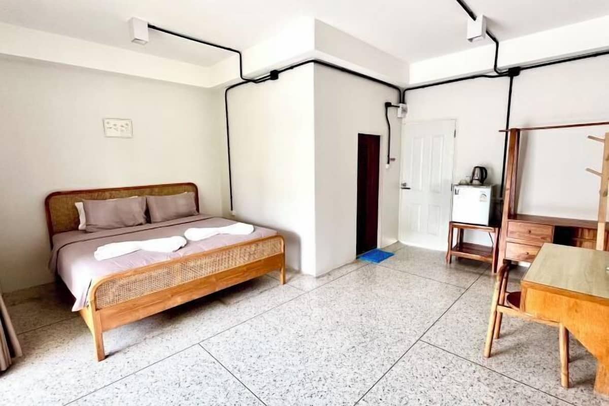 Escritorio, cortinas blackout, wifi gratis y ropa de cama