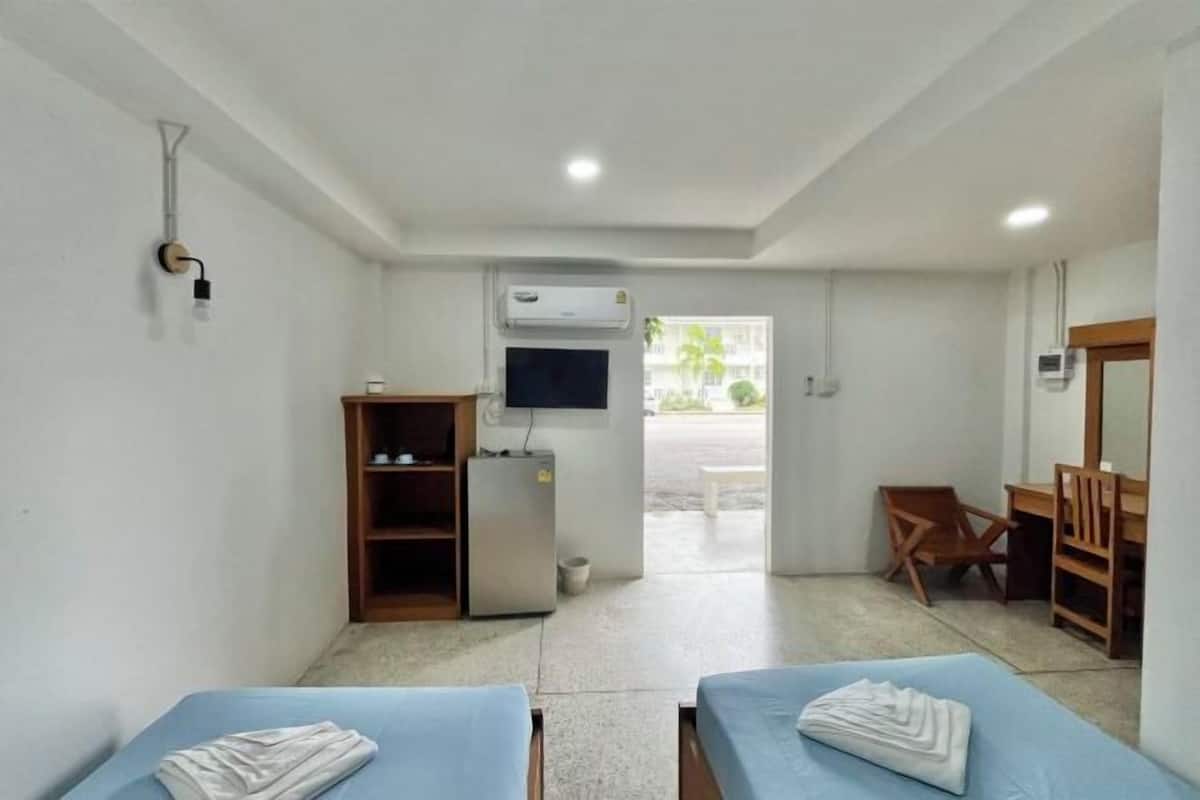 Escritorio, cortinas blackout, wifi gratis y ropa de cama