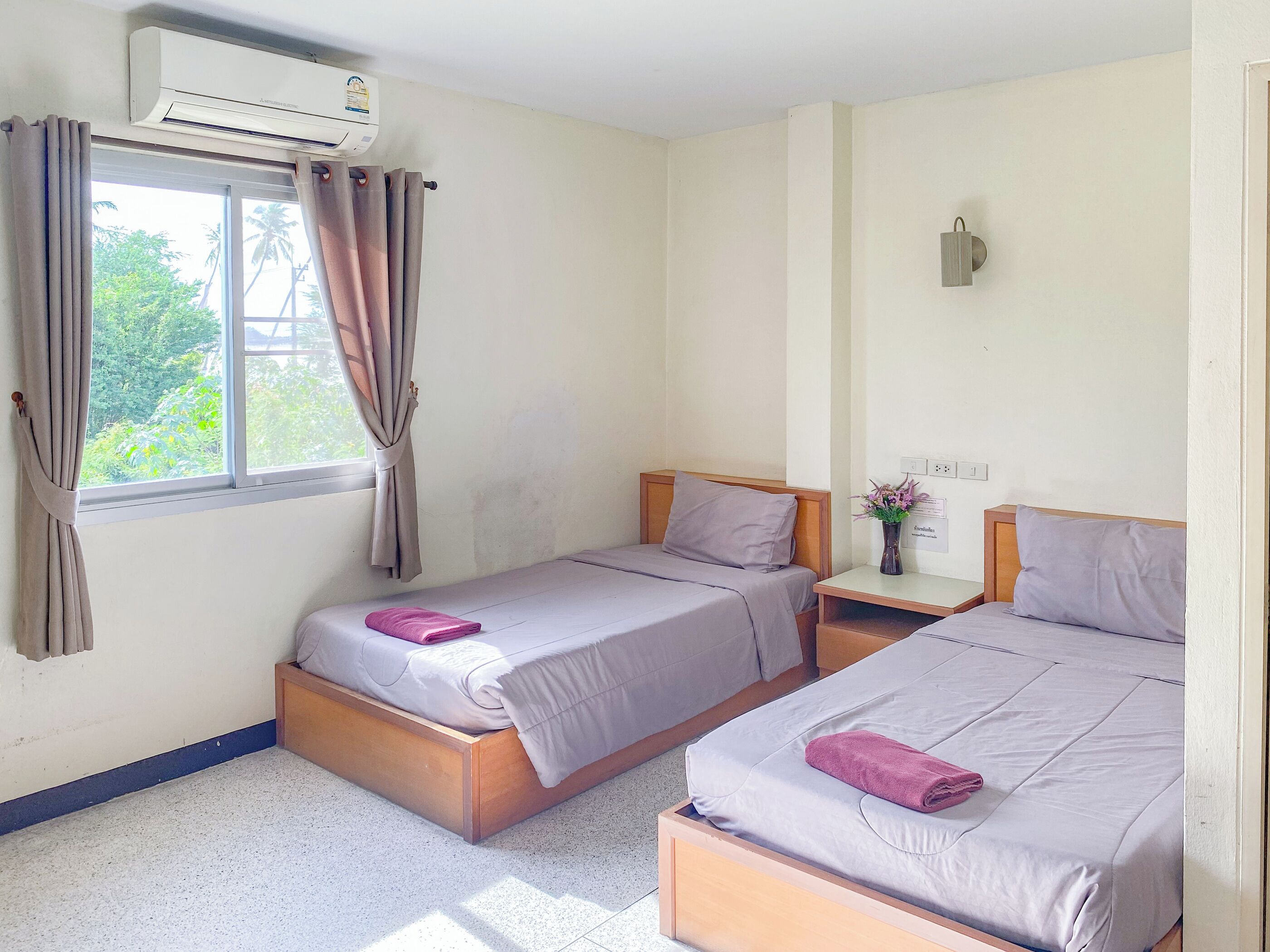 مكتب وستائر تعتيم وواي فاي مجان ًا وملاءات أسرّة